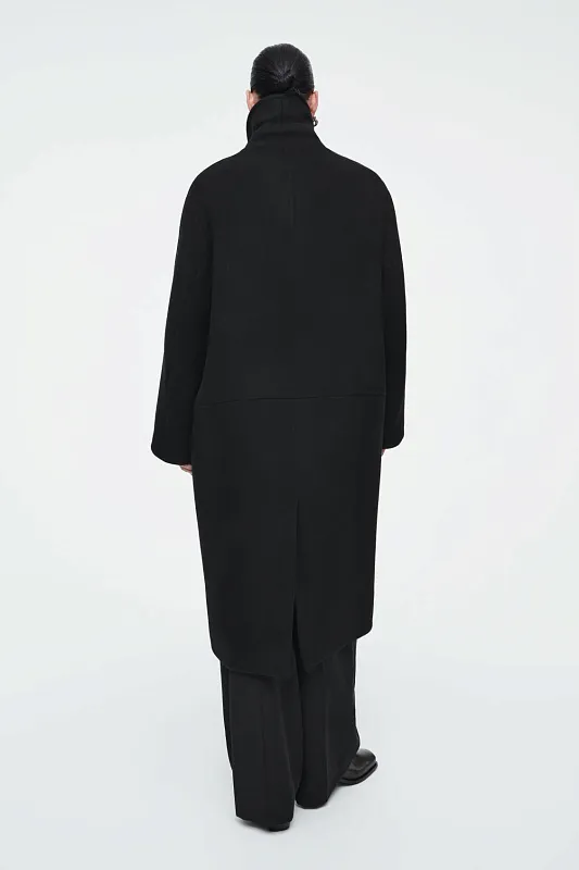 Двубортное шерстяное пальто oversize COS   Двубортное шерстяное пальто oversize COS