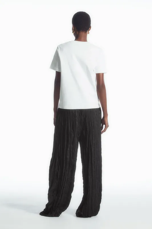 Футболка с V-образным вырезом COS   Футболка с V-образным вырезом COS