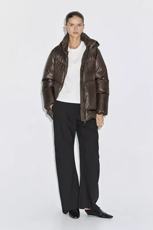 Блестящий водоотталкивающий пуховик со съемным капюшоном