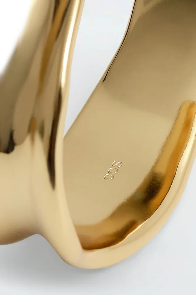 Тонкий скульптурный браслет COS