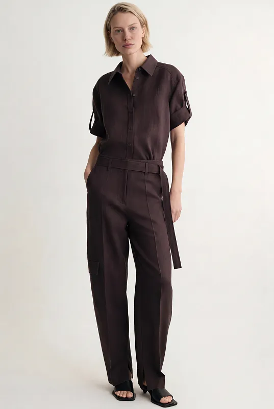 Льняные брюки с зауженными брючинами и ремнем