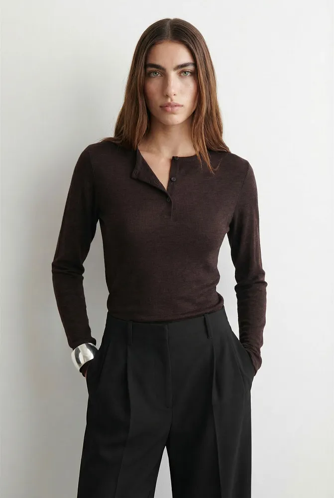 Лонгслив в рубчик с воротником хенли Лонгслив в рубчик с воротником хенли