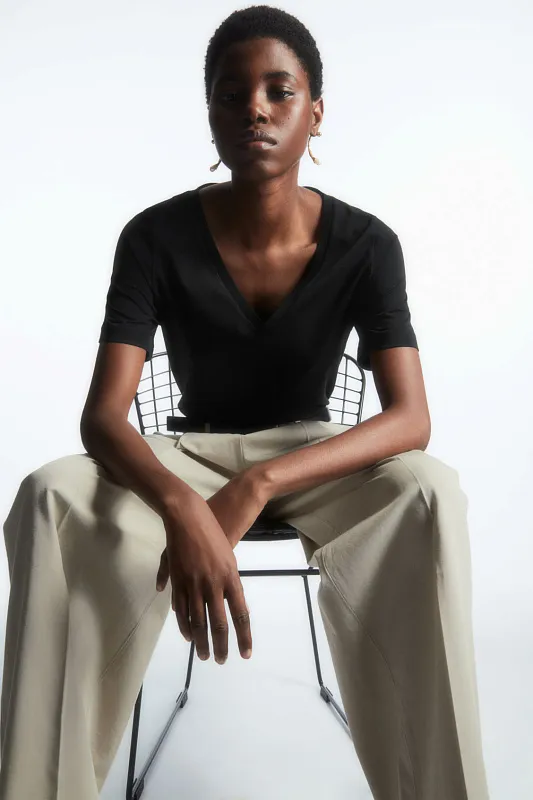 Футболка с V-образным вырезом COS   Футболка с V-образным вырезом COS