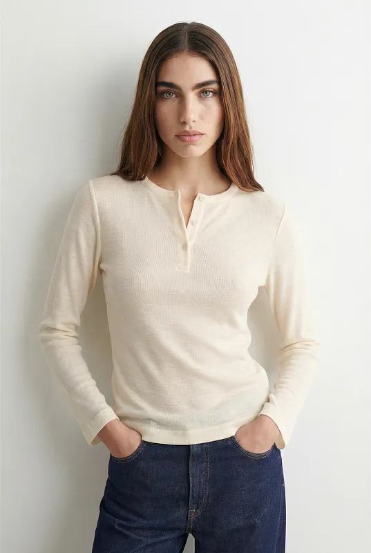 Лонгслив в рубчик с воротником хенли