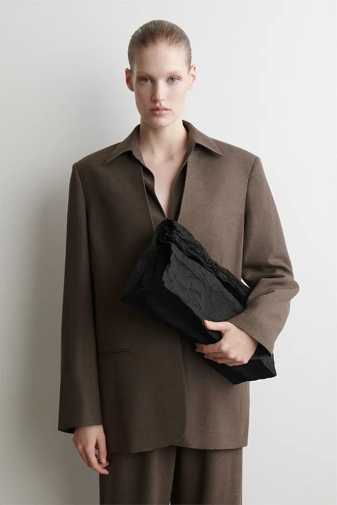 Большой клатч из мятой ткани COS