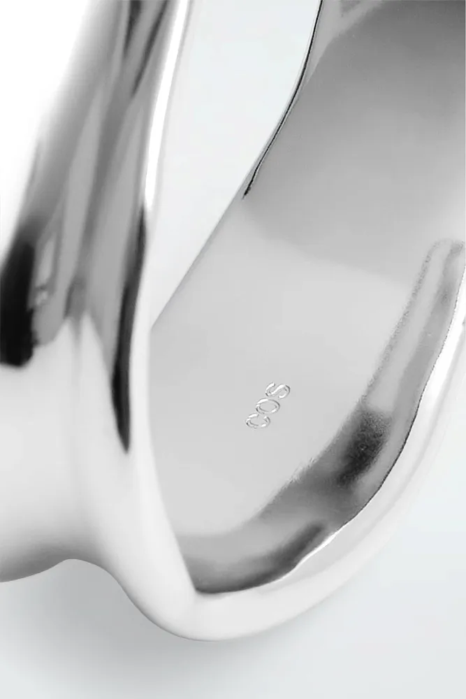 Тонкий скульптурный браслет COS