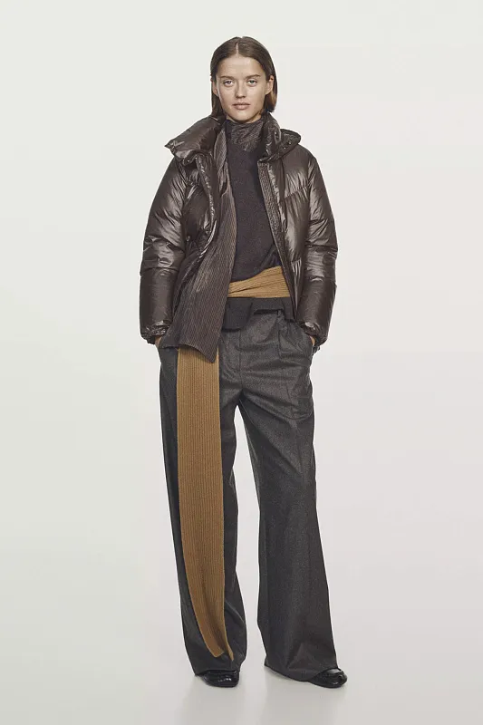 Блестящий водоотталкивающий пуховик со съемным капюшоном