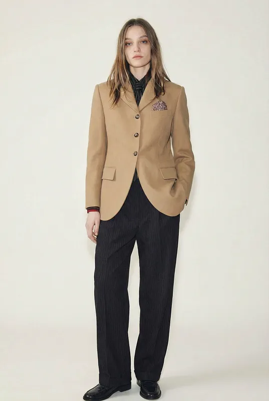 Приталенный пиджак с платком Приталенный пиджак с платком