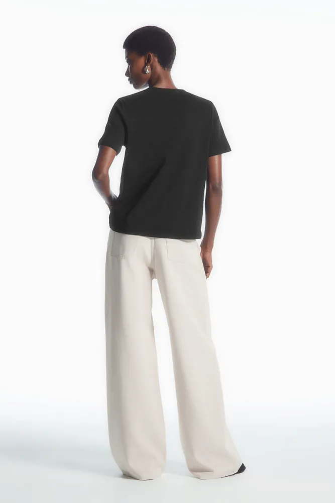 Футболка с V-образным вырезом COS