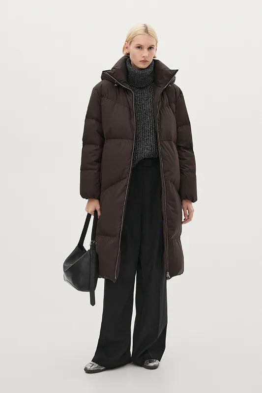 Длинный пуховик из технологичной ткани