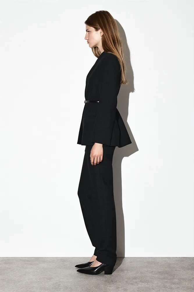 Приталенный пиджак без воротника COS