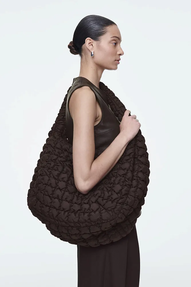 Стеганая сумка кроссбоди oversize COS