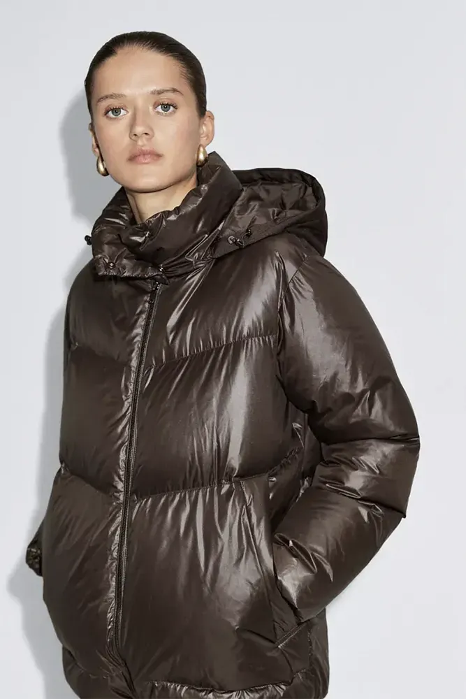 Блестящий водоотталкивающий пуховик со съемным капюшоном MASSIMO DUTTI