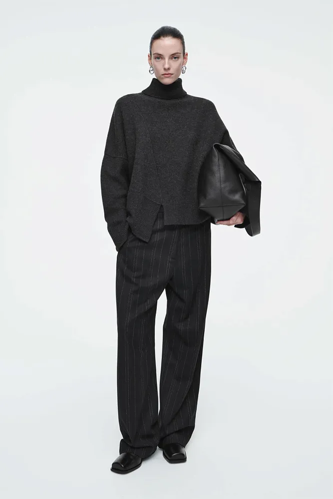 Асимметричный свитер из шерсти мериноса COS