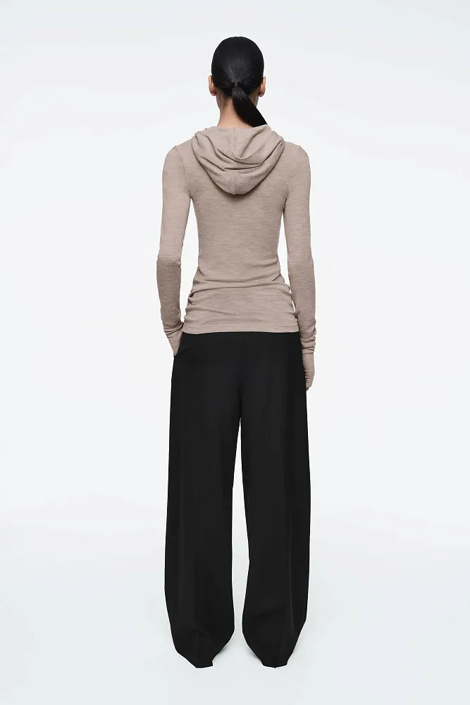 Тонкий шерстяной джемпер с капюшоном COS