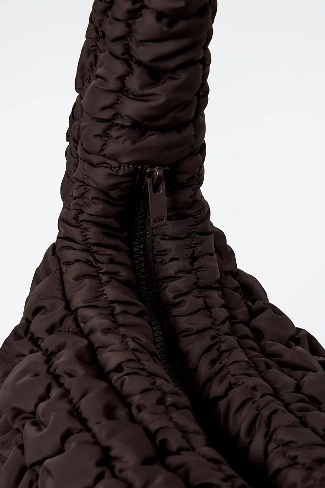 Стеганая сумка кроссбоди oversize COS