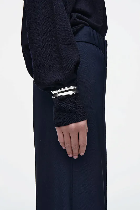 Тонкий скульптурный браслет