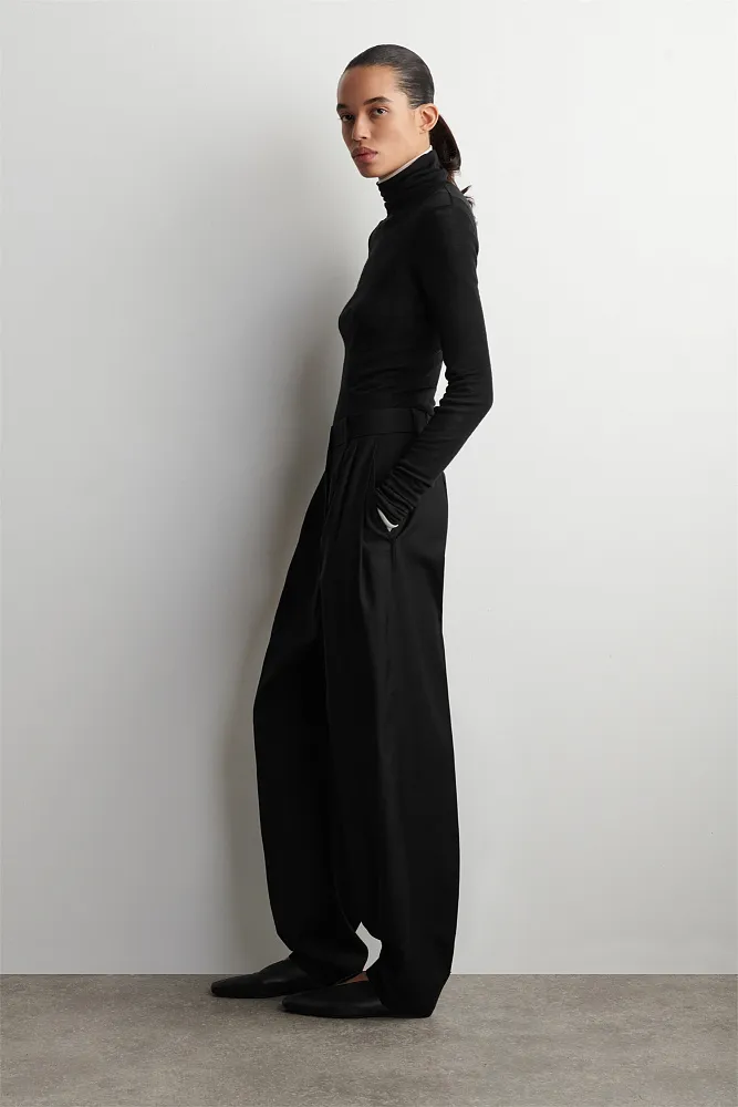 Брюки "тюльпан" из шерстяной смеси со складками COS