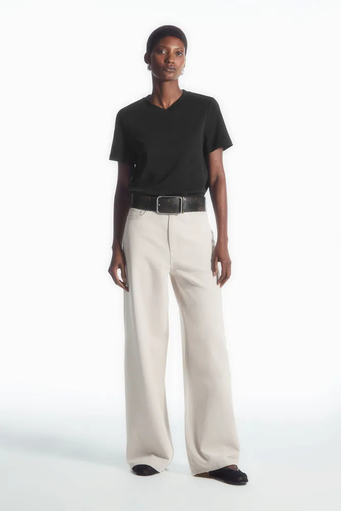 Футболка с V-образным вырезом COS