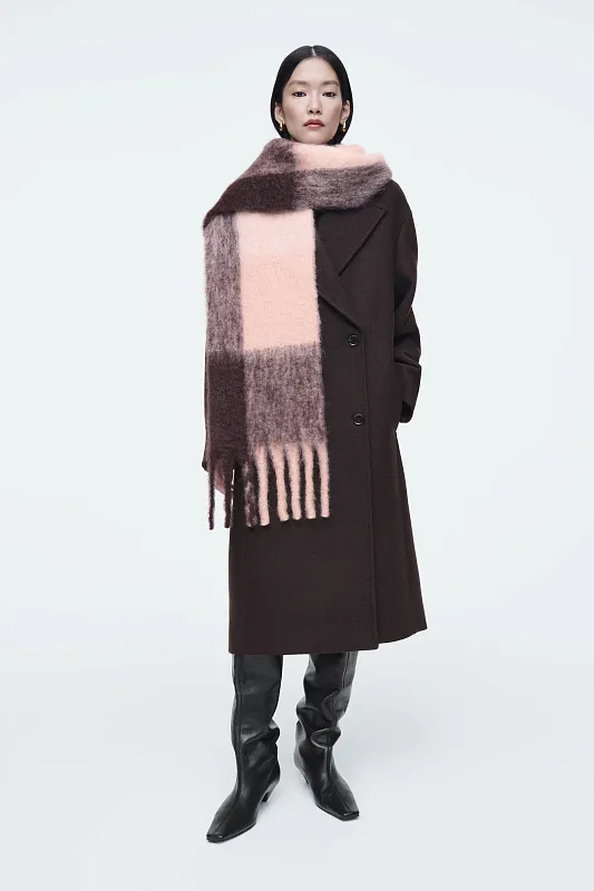 Шарф из мохера с бахромой