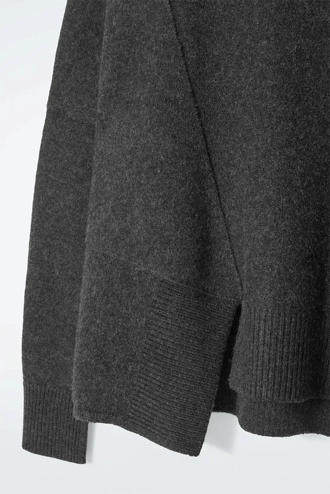 Асимметричный свитер из шерсти мериноса COS