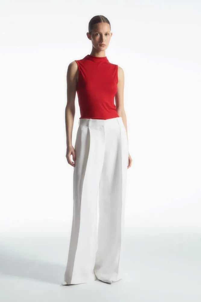 Топ с высоким воротом COS