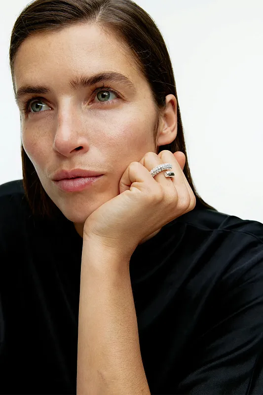 Посеребренное кольцо со стразами