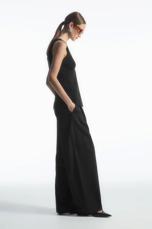 Трикотажный жилет с v-образным вырезом COS Трикотажный жилет с v-образным вырезом COS