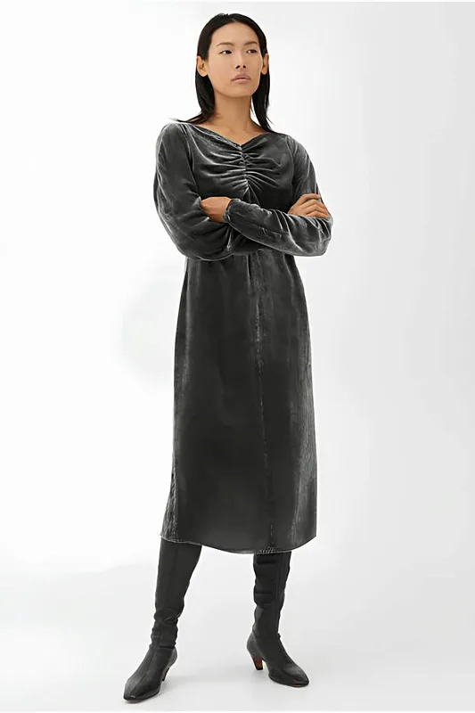 Бархатное платье со сборками