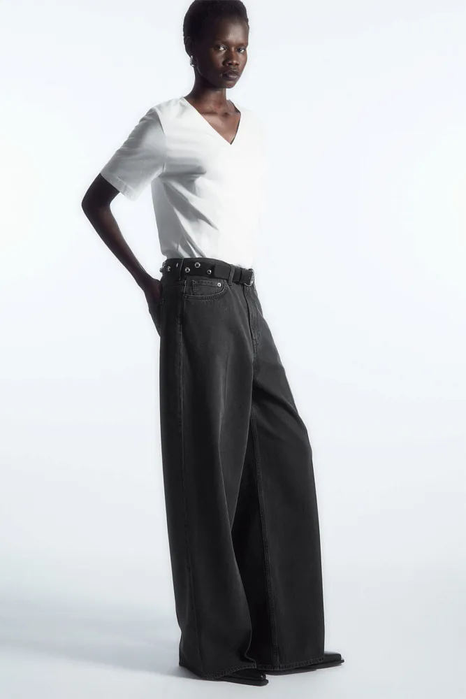 Футболка с V-образным вырезом COS