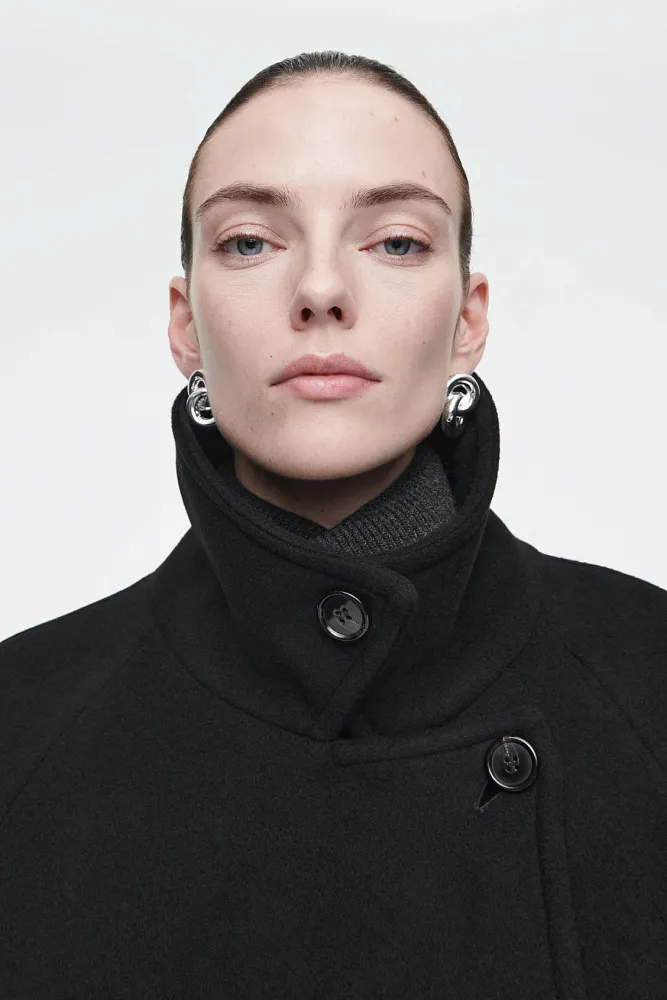 Двубортное шерстяное пальто oversize COS