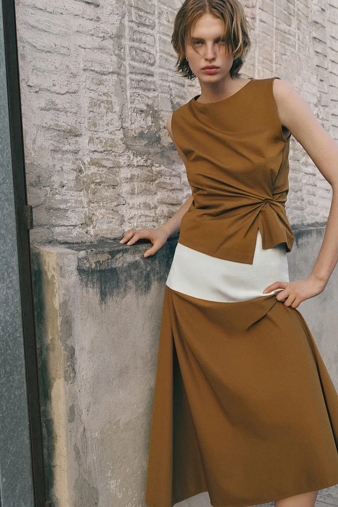 Топ с кручеными деталями COS