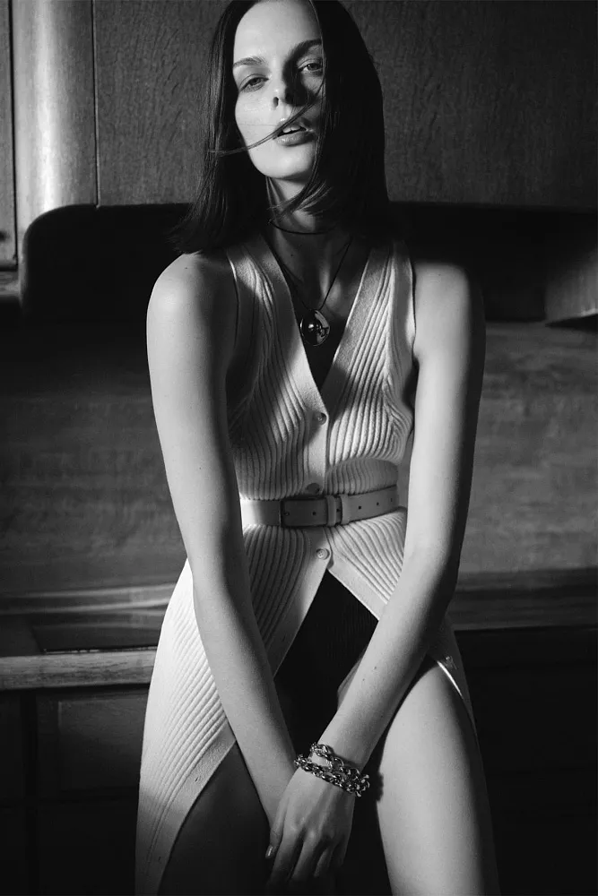 Трикотажный жилет с v-образным вырезом COS