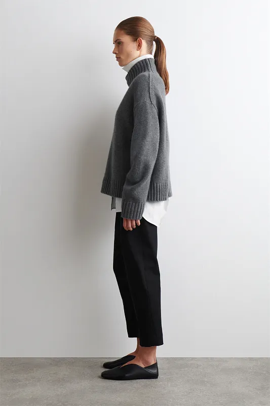 Укороченные брюки узкого кроя COS Укороченные брюки узкого кроя COS