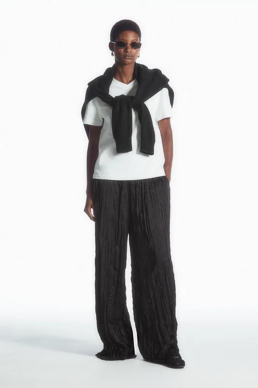 Футболка с V-образным вырезом COS   Футболка с V-образным вырезом COS