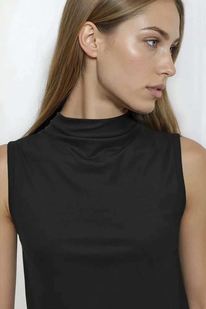 Топ с высоким воротом COS