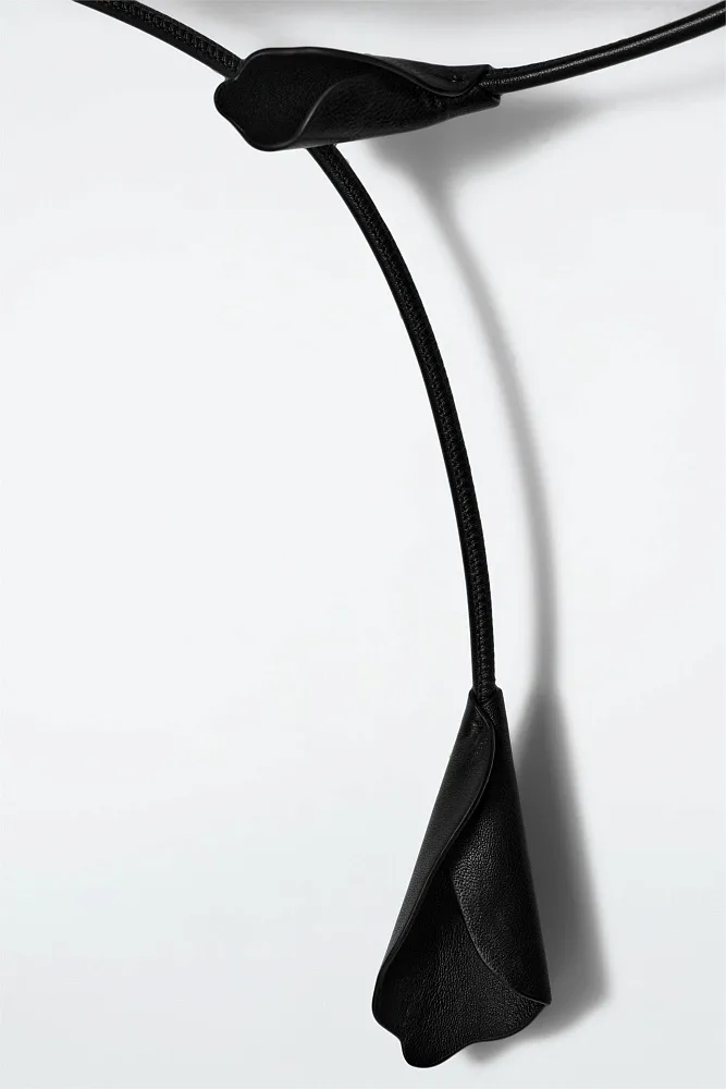 Кожаный ремень с цветочными элементами COS