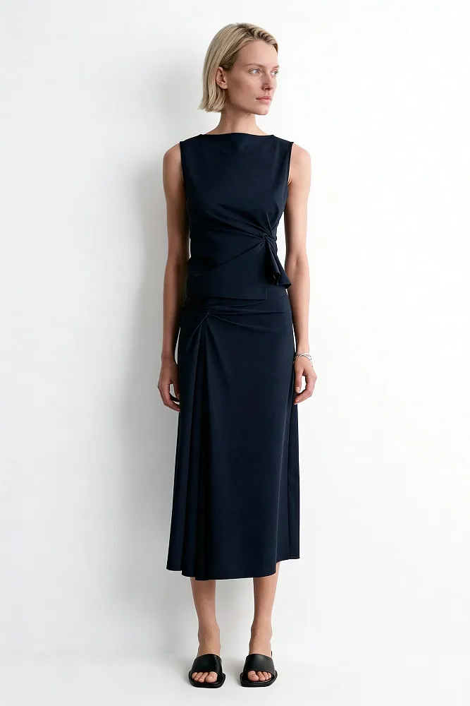 Трикотажная юбка миди с крученым элементом