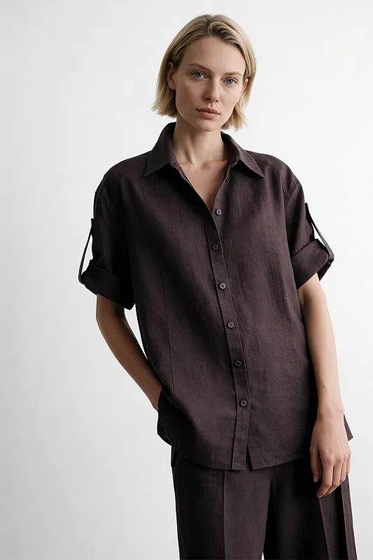 Льняная рубашка с закатанными рукавами