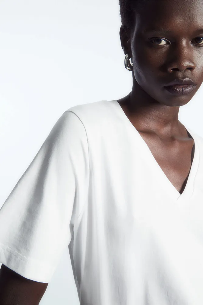 Футболка с V-образным вырезом COS