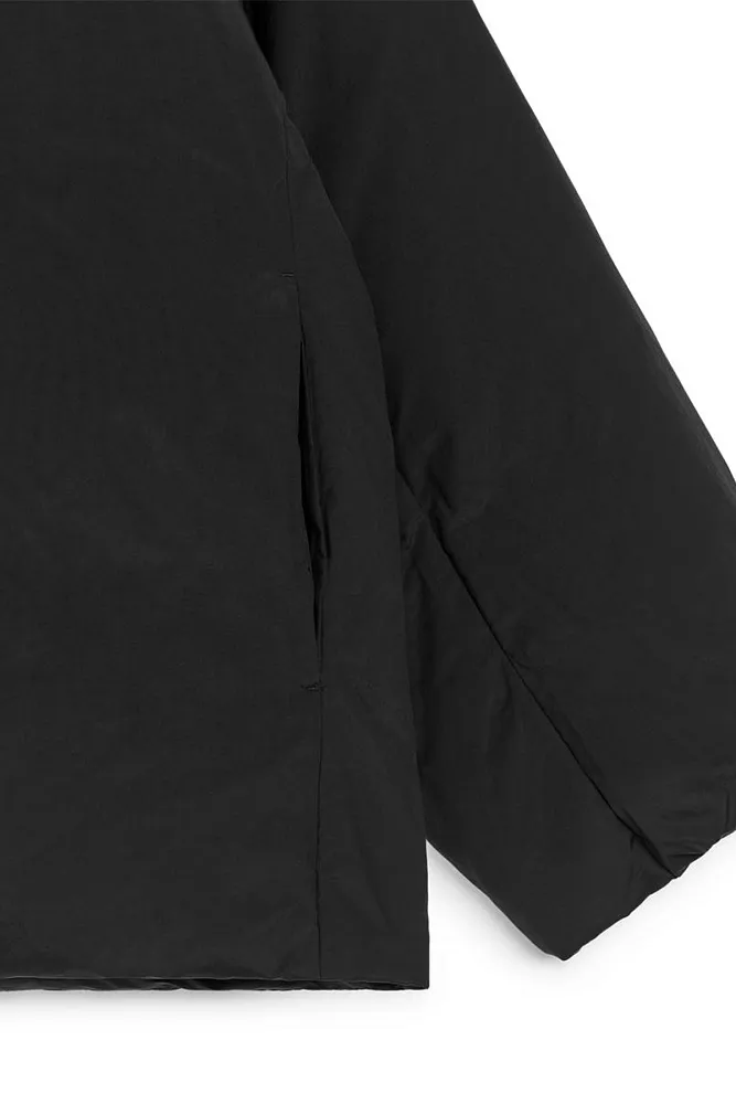 Пуховая куртка Upcycled Down с высоким воротником ARKET