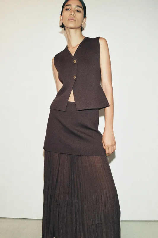 Трикотажный жилет с золотыми пуговицами