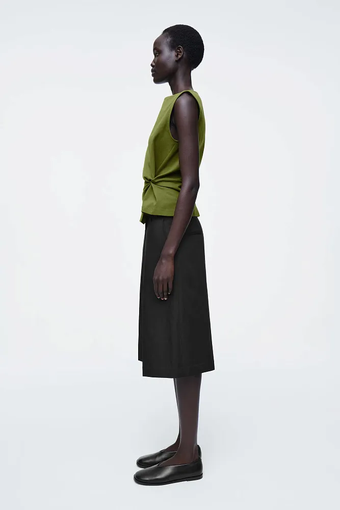 Топ с кручеными деталями COS