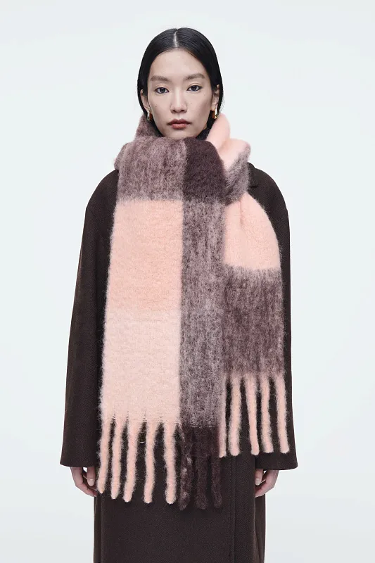 Шарф из мохера с бахромой COS Шарф из мохера с бахромой COS