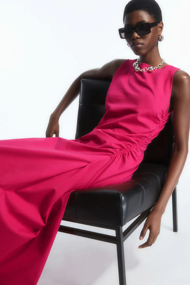 Асимметричное платье миди со сборкой COS