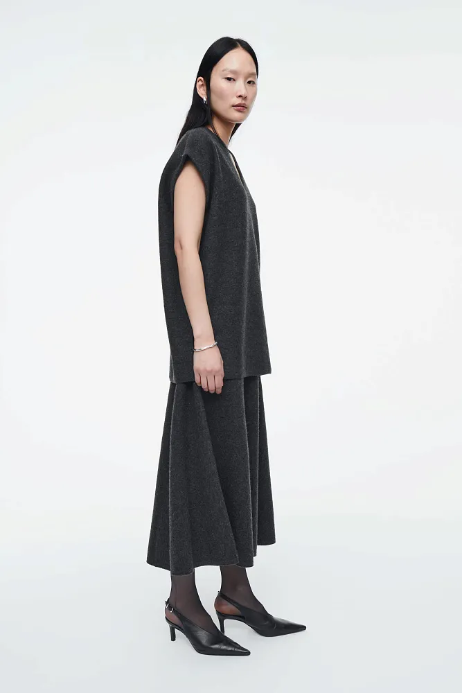 Жилет oversize из вареной мериносовой шерсти COS