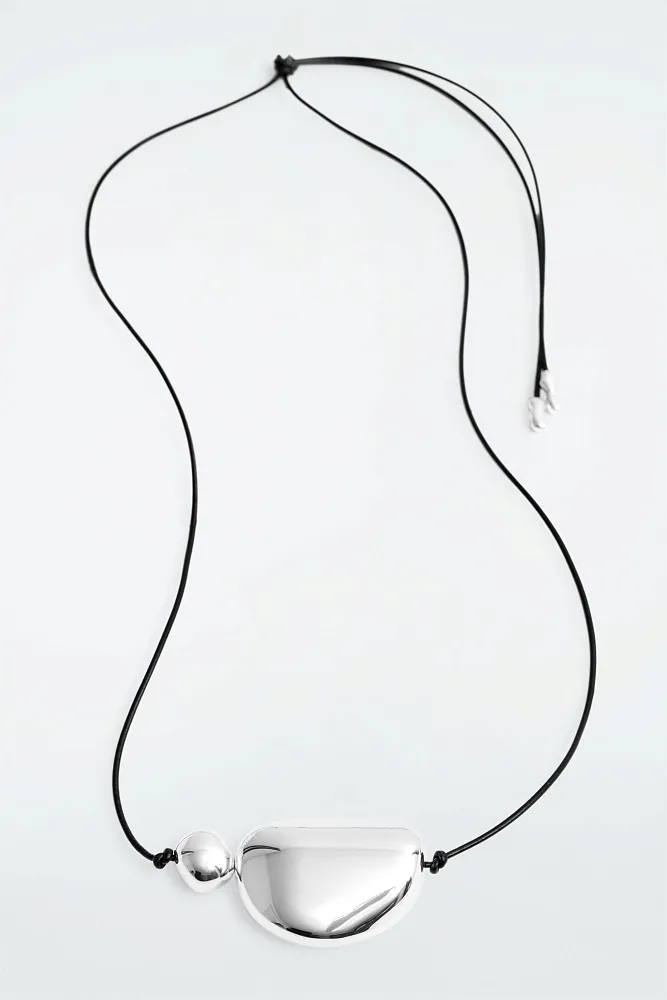 Ожерелье с подвеской на кожаном шнуре COS
