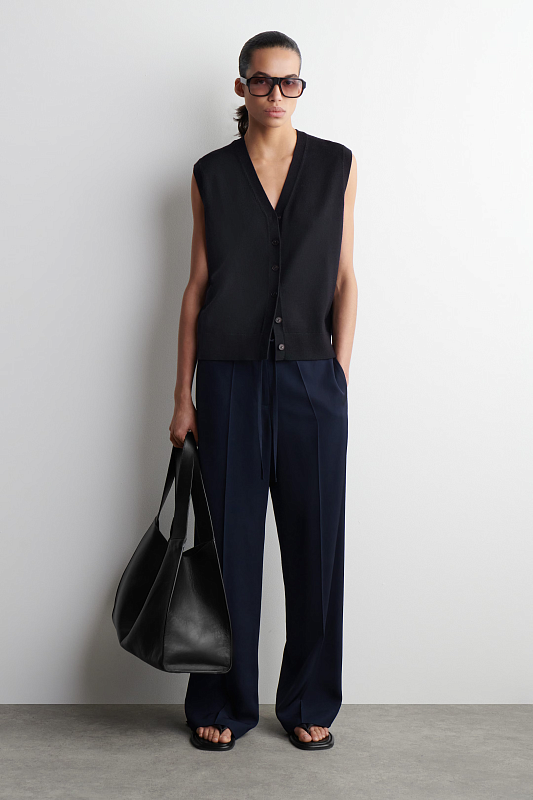 Жилет из мериносовой шерсти с V-образным вырезом COS Жилет из мериносовой шерсти с V-образным вырезом COS