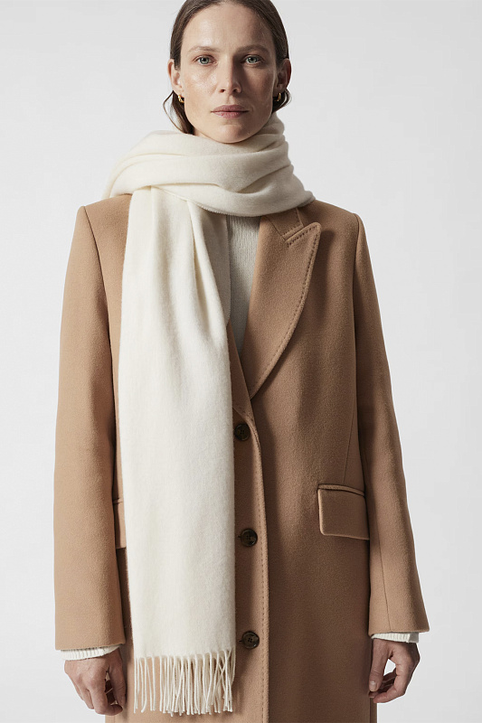 Большой шерстяной шарф с бахромой Большой шерстяной шарф с бахромой