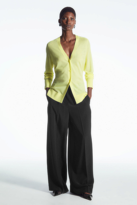 Шерстяной кардиган с v-образным вырезом Шерстяной кардиган с v-образным вырезом